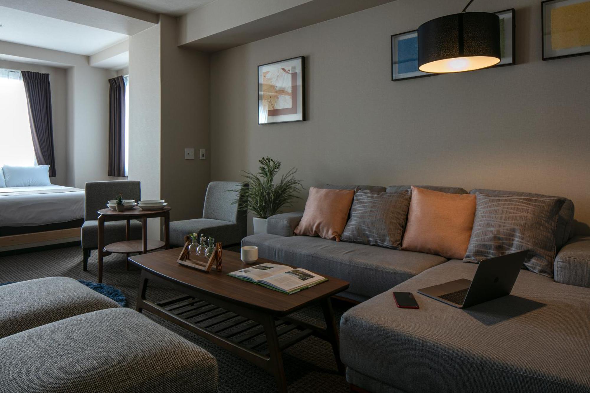 ランドーホテル京都スイーツ 部屋 写真 A living room in a serviced apartment in Tokyo, Japan