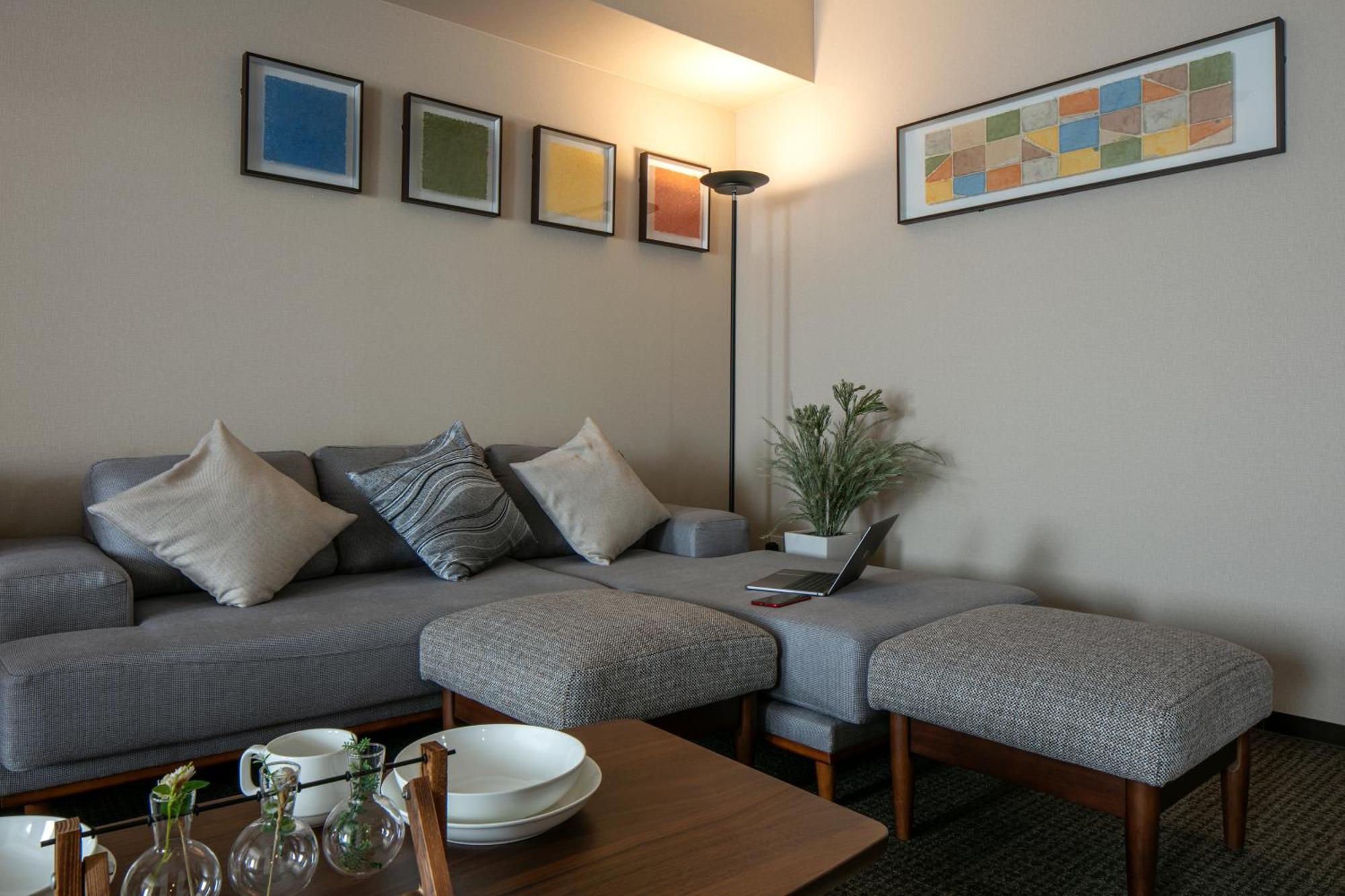 ランドーホテル京都スイーツ 部屋 写真 A living room in a serviced apartment in Tokyo, Japan