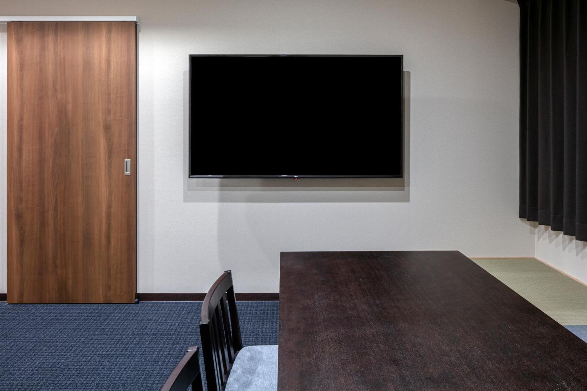 ランドーホテル京都スイーツ 部屋 写真 A wall-mounted television