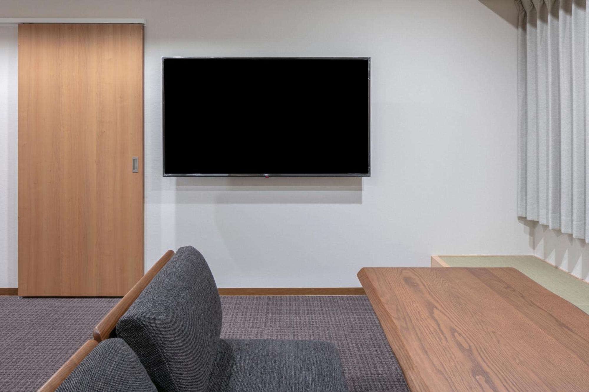 ランドーホテル京都スイーツ 部屋 写真 A television mounted on a wall