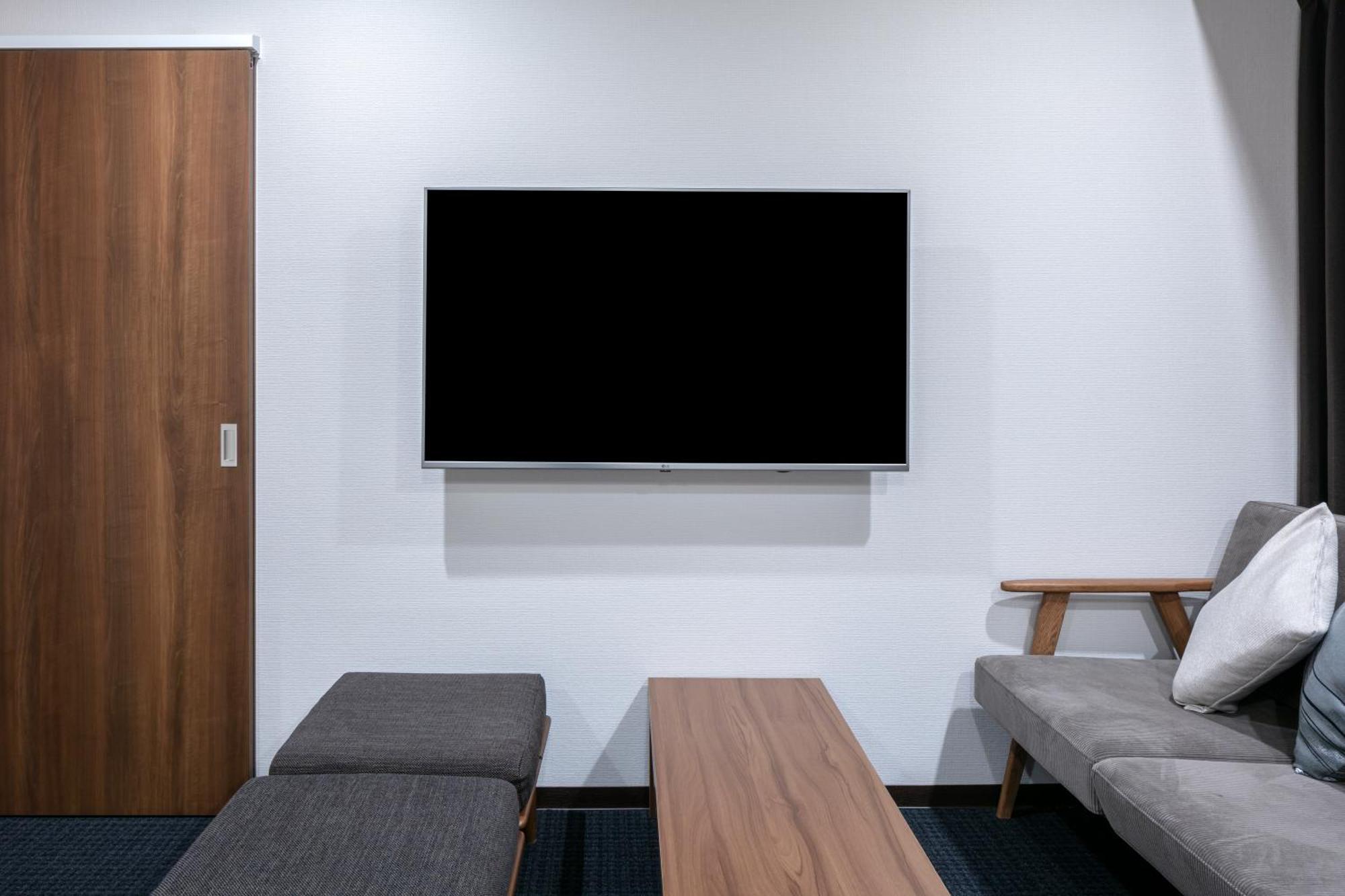 ランドーホテル京都スイーツ 部屋 写真 A television mounted on a wall