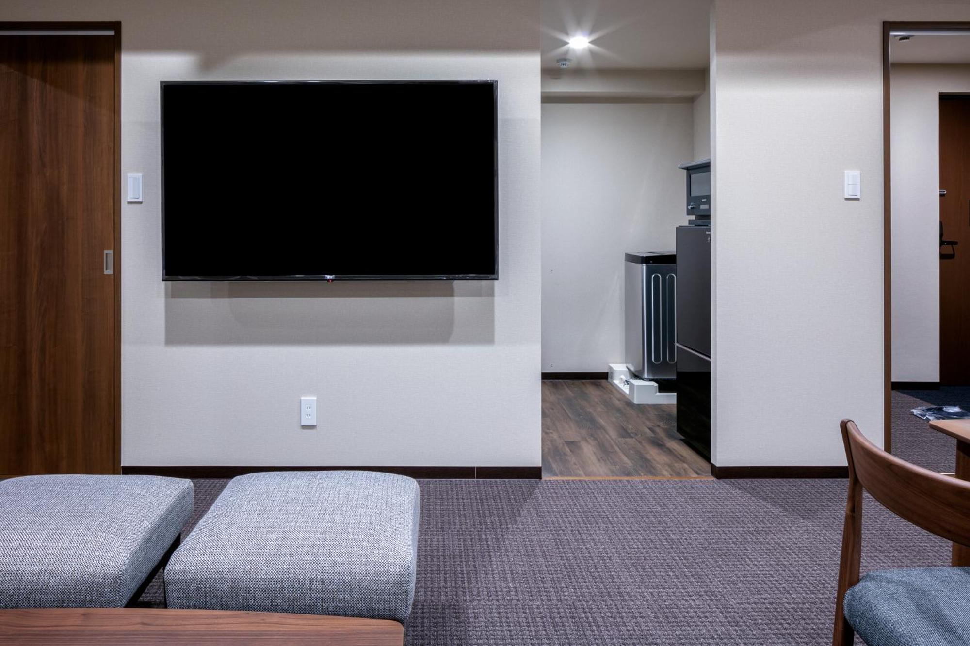 ランドーホテル京都スイーツ 部屋 写真 A television mounted on a wall